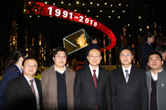 國(guó)家質(zhì)檢總局副局長(zhǎng)支樹(shù)平（右三）在中央電視臺(tái)演播大廳2010年“3.15晚會(huì)”直播現(xiàn)場(chǎng)與中國(guó)質(zhì)量檢驗(yàn)協(xié)會(huì)會(huì)員工作部主任楊曉東（右二）、防偽中心主任王成村（右一）、會(huì)員工作部副主任劉輝（左二）、會(huì)員工作部副主任王劍（左一）等協(xié)會(huì)工作人員代表合影留念