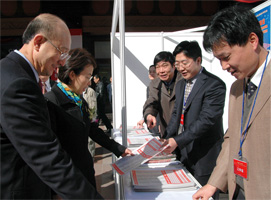 北京市人民政府副市長(zhǎng)茍仲文(右二)在咨詢活動(dòng)現(xiàn)場(chǎng)關(guān)注中國質(zhì)量檢驗(yàn)協(xié)會(huì)制作的張貼畫,并稱贊中國質(zhì)量檢驗(yàn)協(xié)會(huì)提倡的“365天,天天3.15;360行,質(zhì)檢幫你忙”的宣傳口號(hào)。