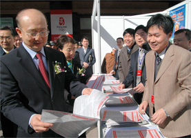 支樹平副局長(zhǎng)在咨詢現(xiàn)場(chǎng)閱示中國(guó)質(zhì)量檢驗(yàn)協(xié)會(huì)編輯發(fā)放的《3.15消費(fèi)知識(shí)·名優(yōu)企業(yè)宣傳手冊(cè)》。