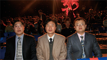 外國消費(fèi)者在咨詢活動(dòng)現(xiàn)場(chǎng)接受中國質(zhì)量檢驗(yàn)協(xié)會(huì)贈(zèng)閱的《宣傳手冊(cè)》并留影。
