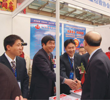 支樹平副局長(zhǎng)(右一)在中國質(zhì)量檢驗(yàn)協(xié)會(huì)咨詢臺(tái)前向秘書長(zhǎng)張軍(左二),會(huì)員工作部主任楊曉東(右二)等工作人員進(jìn)行了解和慰問。