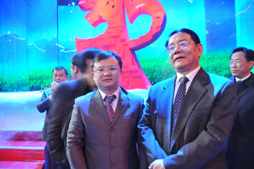 國家質(zhì)檢總局副局長劉平均在中央電視臺演播大廳 2012年3.15晚會直播現(xiàn)場與中國質(zhì)量檢驗(yàn)協(xié)會企業(yè)工作部副主任王劍合影留念。