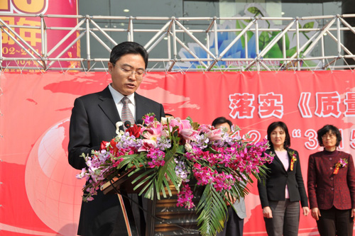 國家質(zhì)檢總局辦公廳副主任、中國質(zhì)量檢驗(yàn)協(xié)會副理事長劉洪生在活動(dòng)現(xiàn)場發(fā)布2012年皮鞋、衛(wèi)生巾兩類消費(fèi)品產(chǎn)品質(zhì)量國家監(jiān)督抽查結(jié)果和2011年汽車產(chǎn)品缺陷信息投訴基本情況。