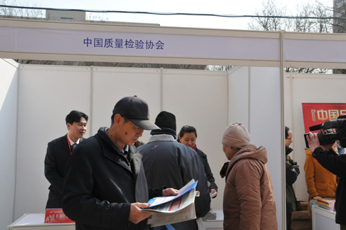 中國質(zhì)量檢驗(yàn)協(xié)會企業(yè)工作部主任楊曉東在2012年3.15咨詢服務(wù)活動(dòng)現(xiàn)場向消費(fèi)者介紹中國質(zhì)量檢驗(yàn)協(xié)會編印的宣傳資料。